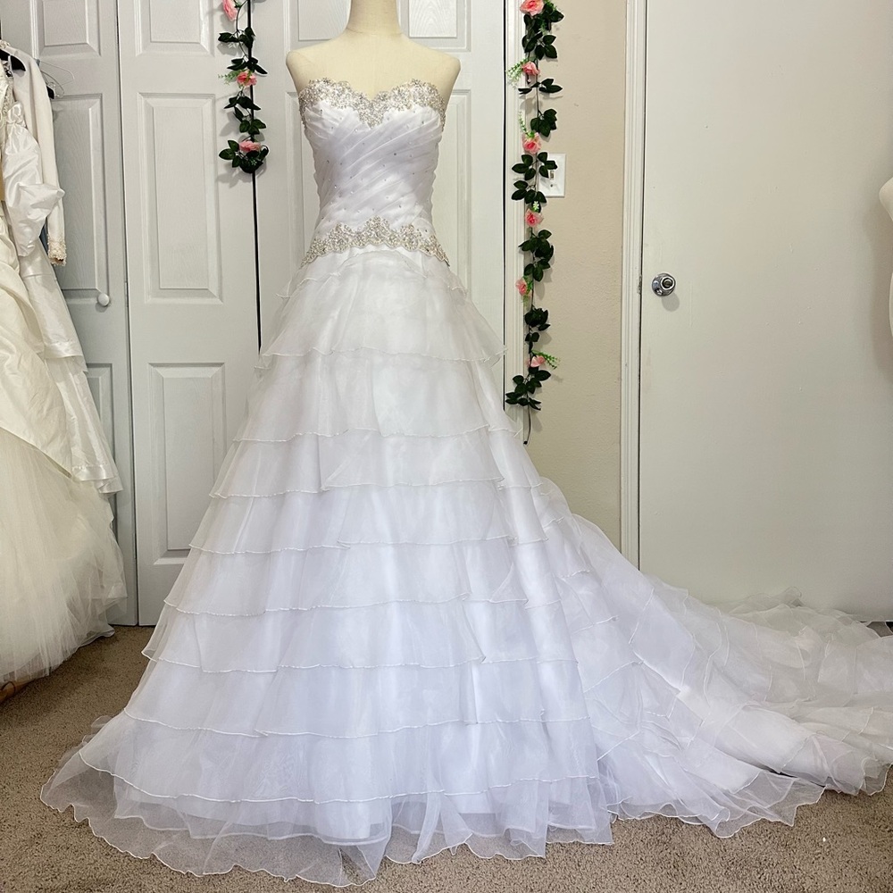 Elegant White Strapless Wedding Dress